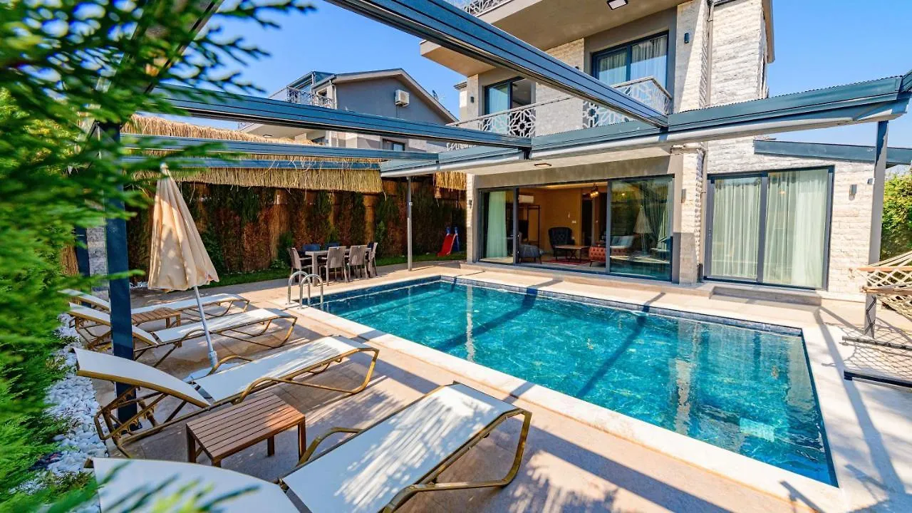 Soeguet 2 - 4 Bedroom With Jacuzzi In Fethiye